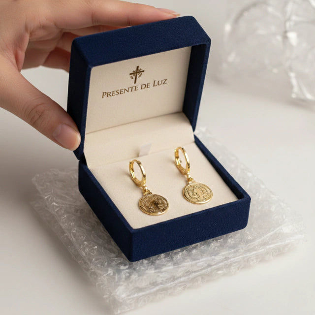 Brinco Católico São Bento - Ouro feminino